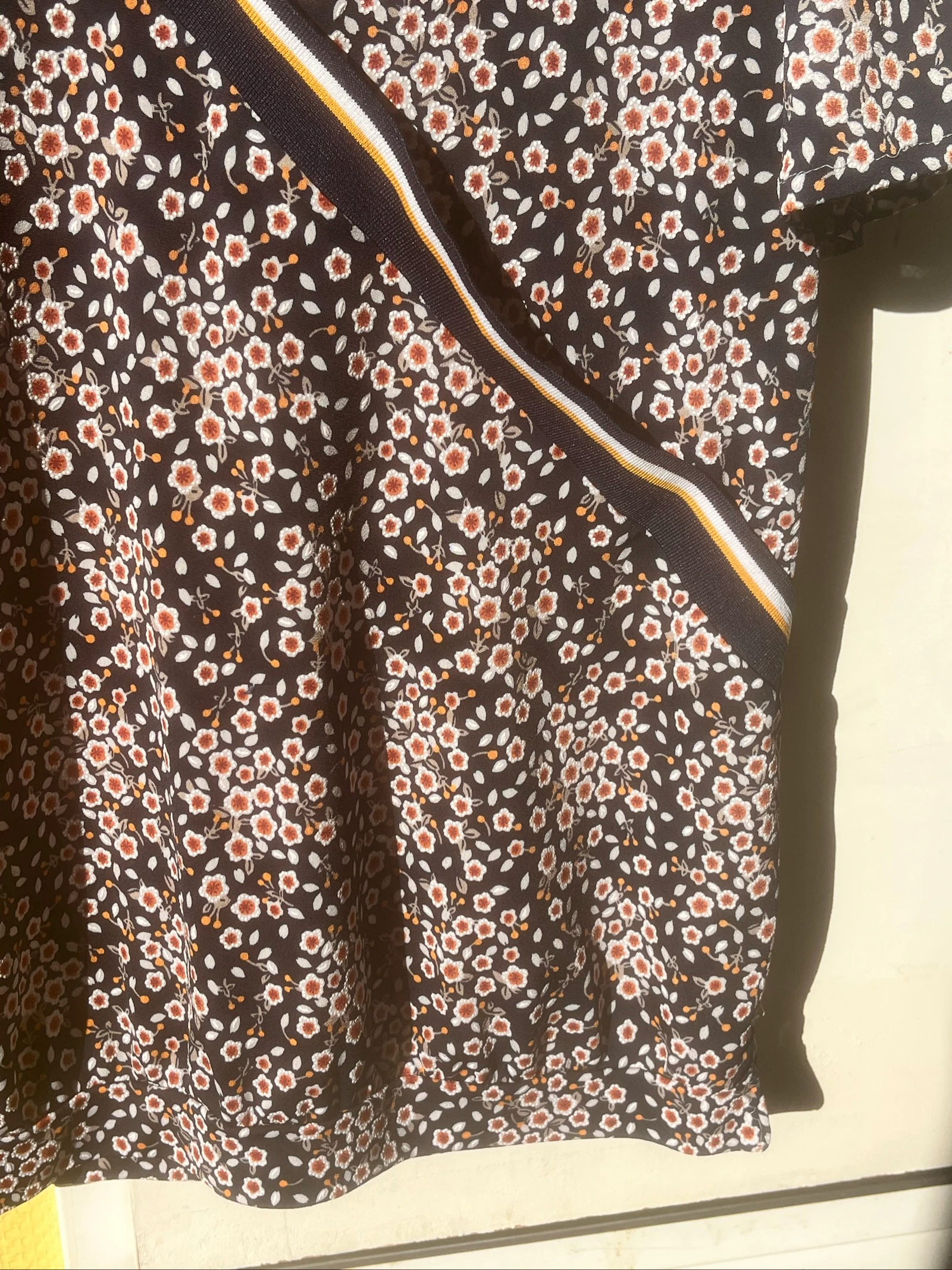Camiseta floreada azul marino estilo corazón oculto – photo 7